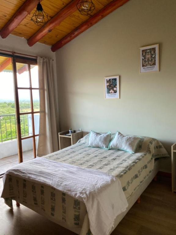 La Cuesta في فيلا كورا بروشيرو: غرفة نوم بها سرير في غرفة بها نافذة