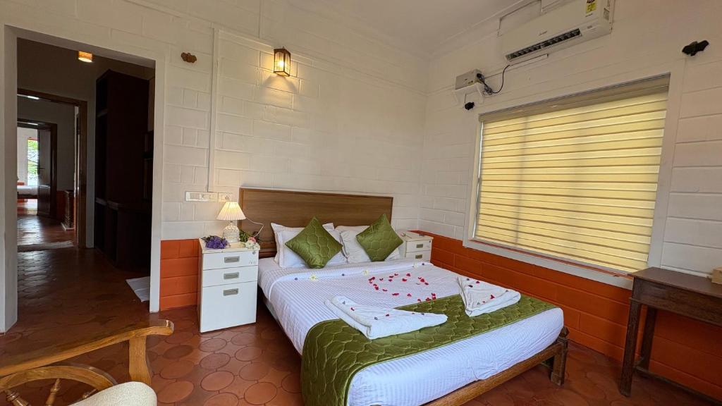 Ένα ή περισσότερα κρεβάτια σε δωμάτιο στο Kuzhupilly Beach House