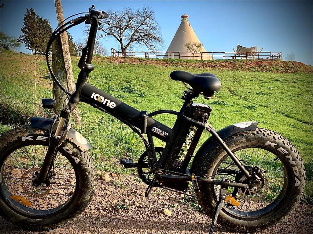 ein schwarzes Fahrrad, das am Rande eines Feldes geparkt war in der Unterkunft Panoramica in Paganico