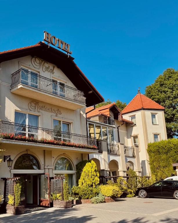 a hotel with a car parked in front of it at Hotel Mateo in Stopnica