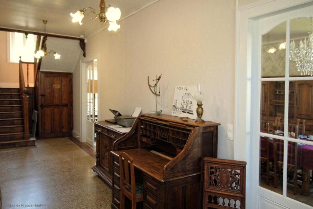 ein Raum mit einer Holzorgel in einem Raum in der Unterkunft Suite familiale, Au Fil du Temps in Fougerolles