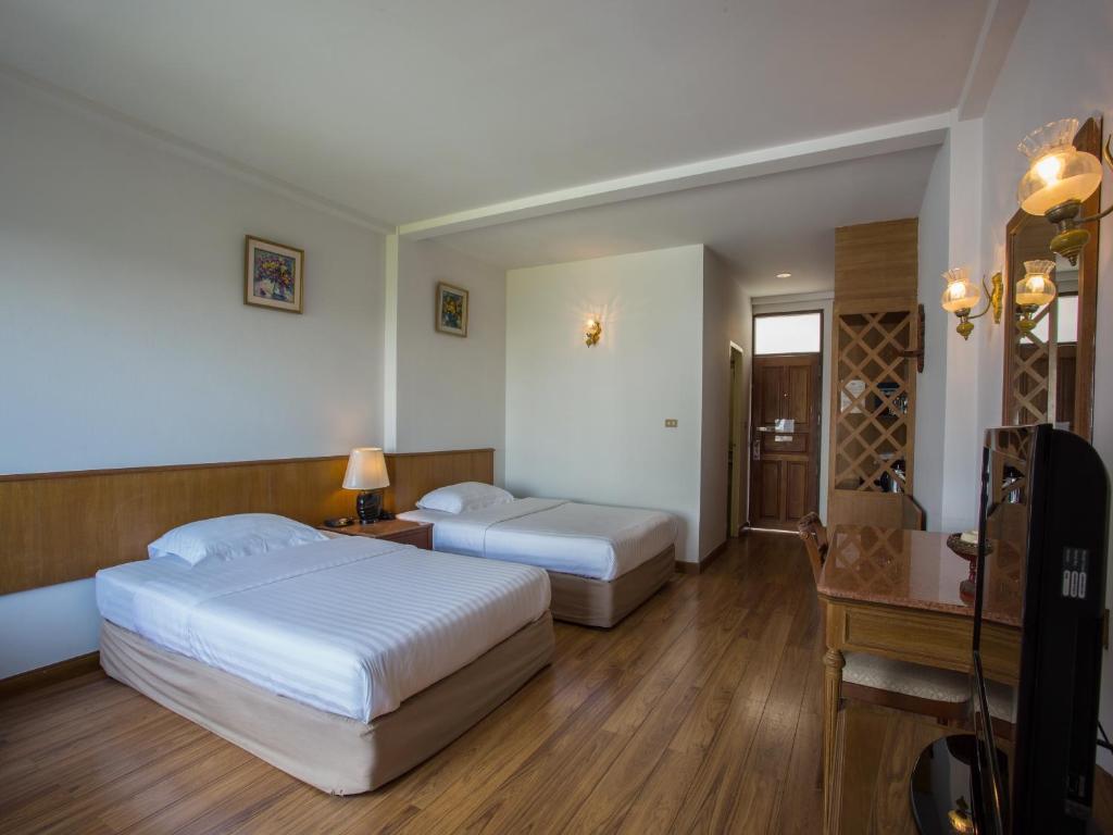 Postel nebo postele na pokoji v ubytování Sirin Hotel Hua Hin