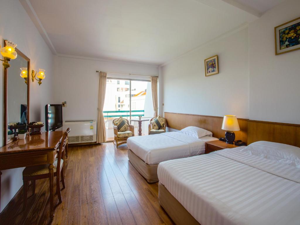 Postel nebo postele na pokoji v ubytování Sirin Hotel Hua Hin