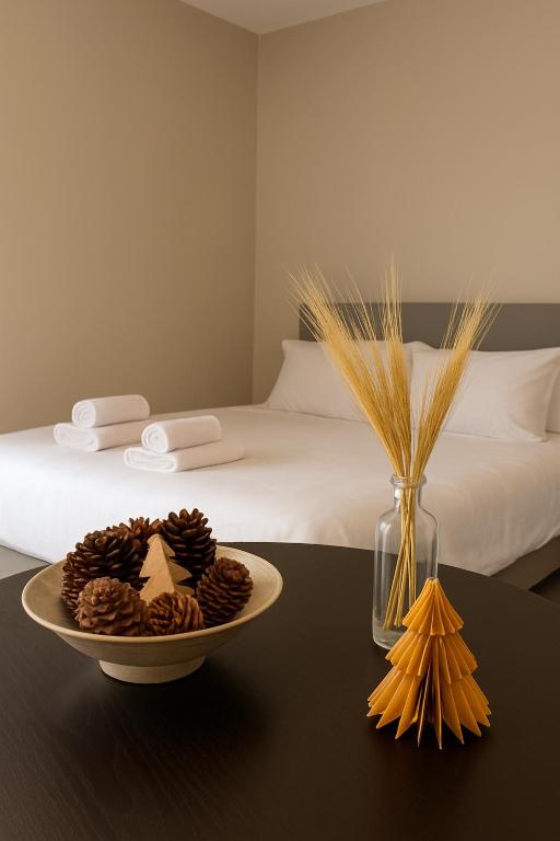 派尔季卡Perivleptos Ι的一张桌子上放着一碗松果，桌子上还有一张床。