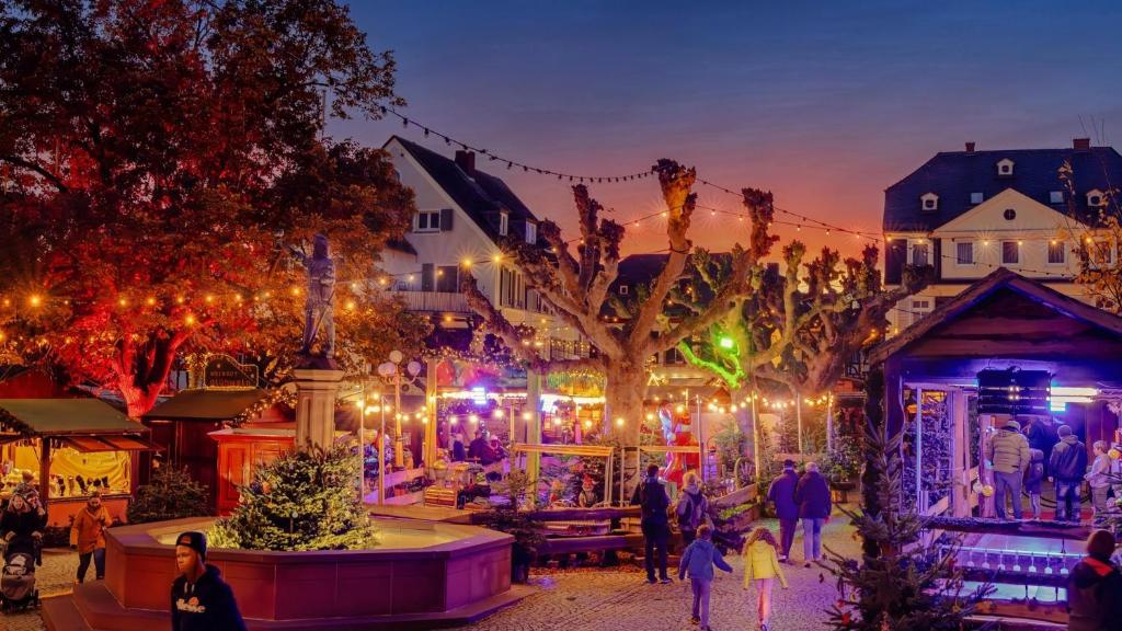 a group of people walking around a christmas market at Villa am Weinberg mit Garten großzügig und exklusiv in Geisenheim