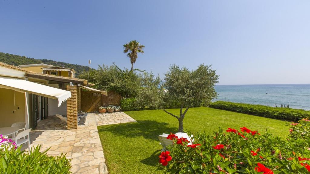 un giardino di una casa con vista sull'oceano di Villa Marina a Pelekas