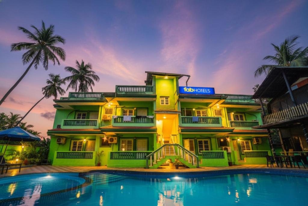 un hotel con piscina di fronte di Via Jesant Valley Resort - Nr Candolim Beach a Candolim