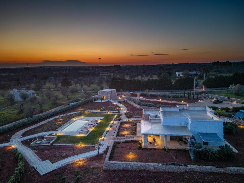 - une vue aérienne sur un bâtiment au coucher du soleil dans l'établissement Villa del Cedro, à Torre Vado