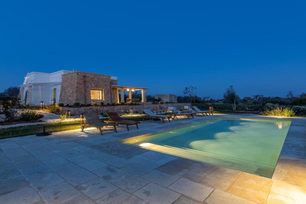 - une piscine avec une terrasse et une maison dans l'établissement Villa del Cedro, à Torre Vado