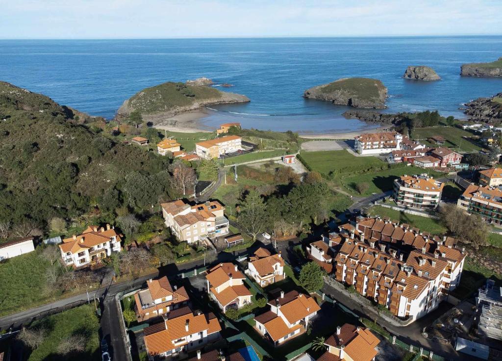 an aerial view of a village with houses and the ocean at Apartamento Mirador Playa de Barro in Barro de Llanes