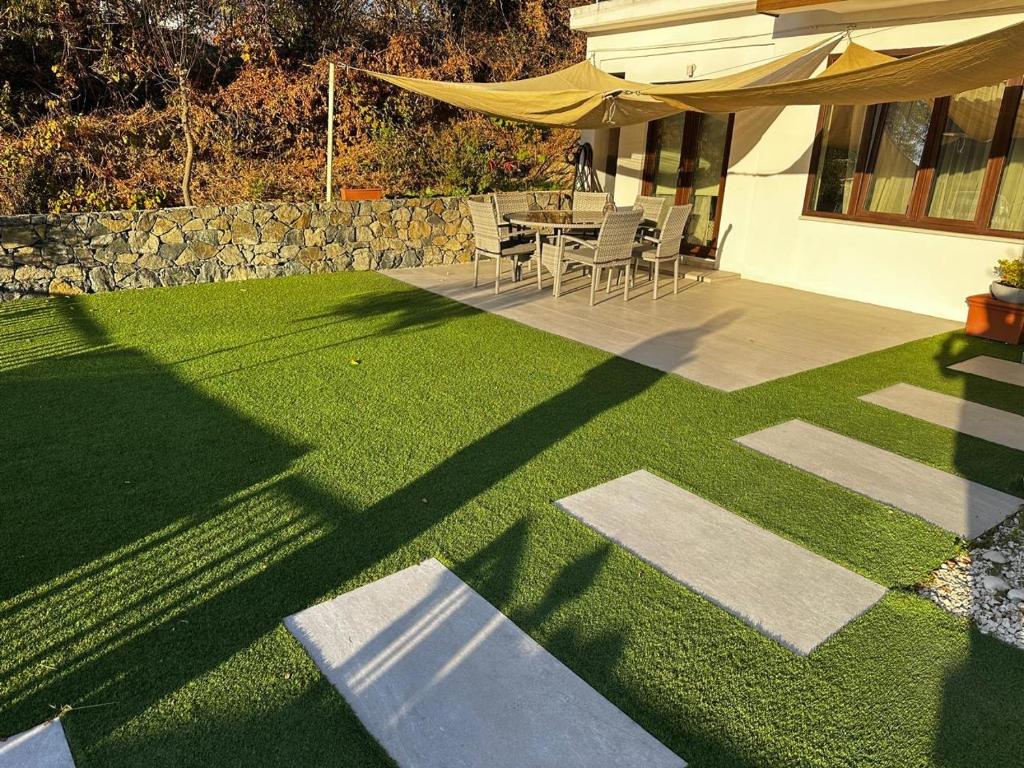 un giardino con tavolo e sedie su un prato di ARSENIa COTTAGE a Kyperounda