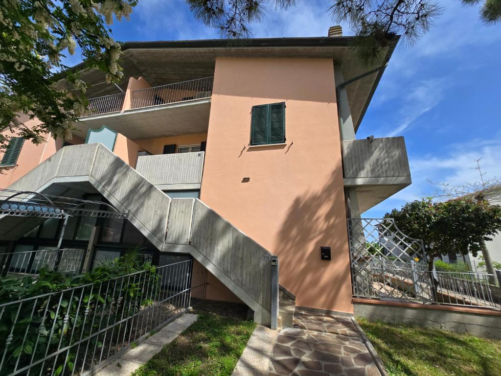 Το κτήριο όπου στεγάζεται  το διαμέρισμα