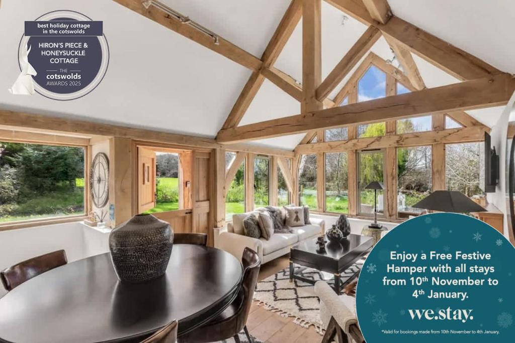 un ampio soggiorno con tavolo e sedie di Hiron's Piece and Honeysuckle Cottage - Hot Tub Packages Available a Weston Subedge