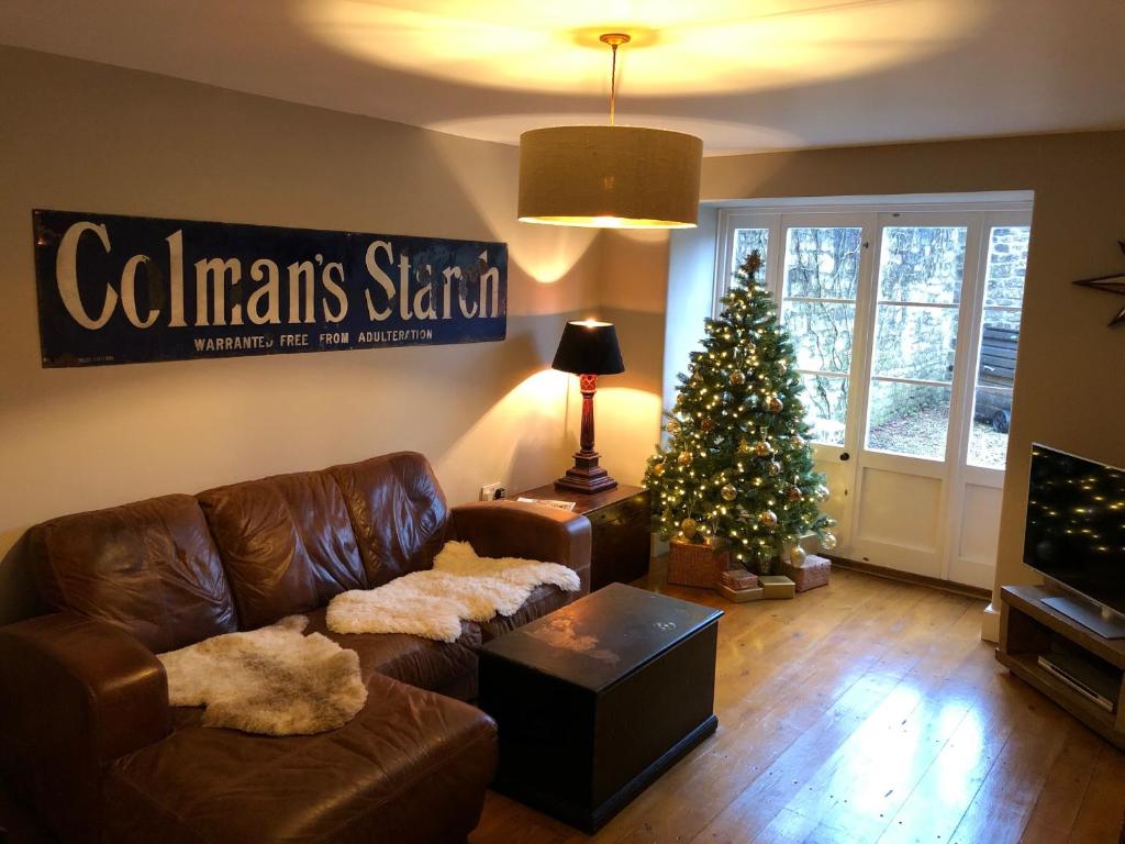 een woonkamer met een kerstboom en een bank bij Little Doric in Shepton Mallet