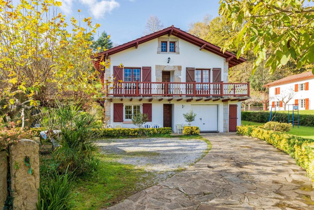 una casa con balcone e vialetto d'accesso di Appartement Txikia ad Amotz