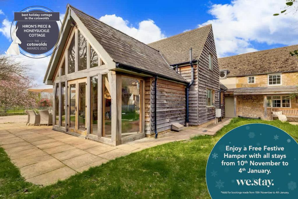 Hiron's Piece - Hot Tub Packages Available في Weston Subedge: منزل مع حديقة شتوية ونوافذ زجاجية