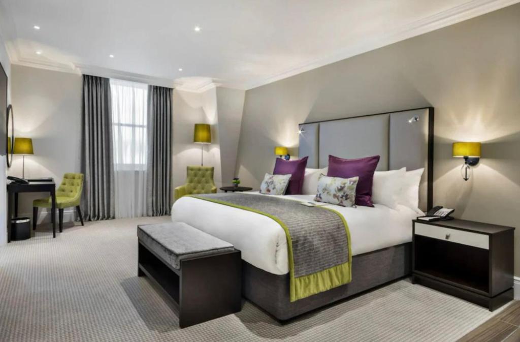 Una cama o camas en una habitación de The Hotel Pacific Near IGI