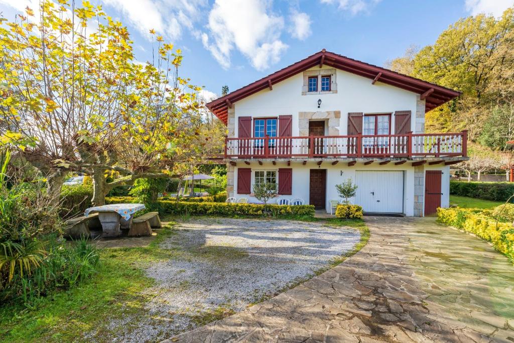 vista esterna di una casa con balcone di Appartement Handia ad Amotz