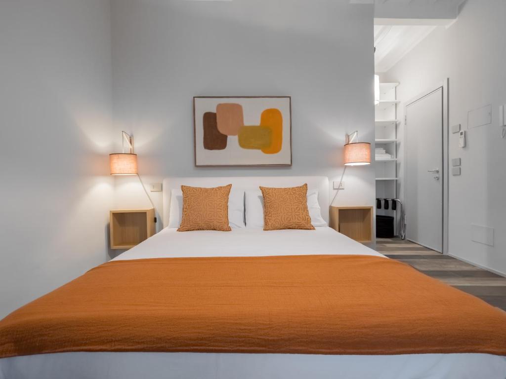 ein Schlafzimmer mit einem großen Bett mit zwei Lampen in der Unterkunft Cesalpino 5 in Arezzo
