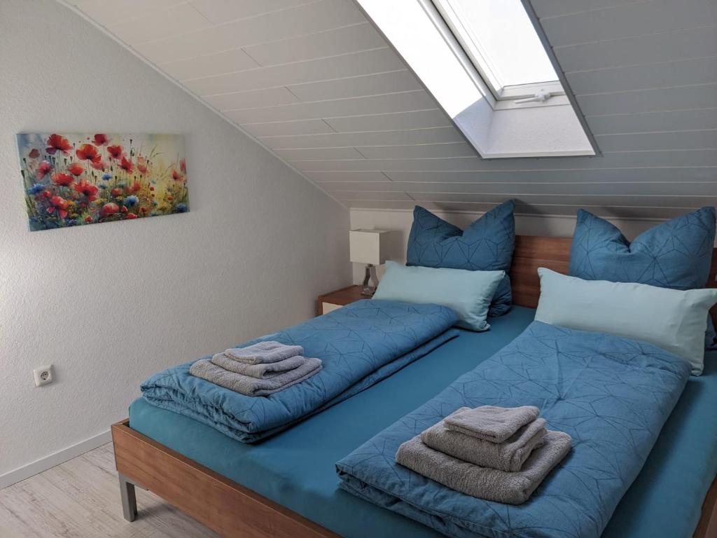 ein Schlafzimmer mit zwei Betten mit Handtüchern darauf in der Unterkunft FeWo zur kleinen Auszeit in Waldbüttelbrunn