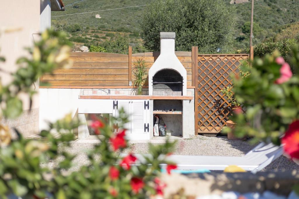 Un edificio con un horno de pizza en un patio. en Appartamenti La Chiocciola by ElbaSummer, en Lacona