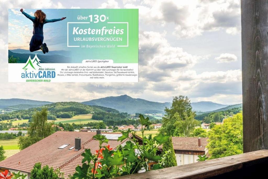 阿尔拉赫Gästehaus Arracher Hof的一张女子从房子上跳下的海报