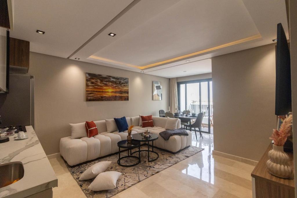 ein Wohnzimmer mit Sofa und Tisch in der Unterkunft Small nest in a good location, quiet in Casablanca