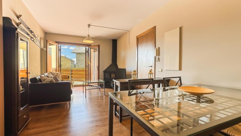 un soggiorno con un tavolo di vetro e un divano di Chez Bonheur a Osséja