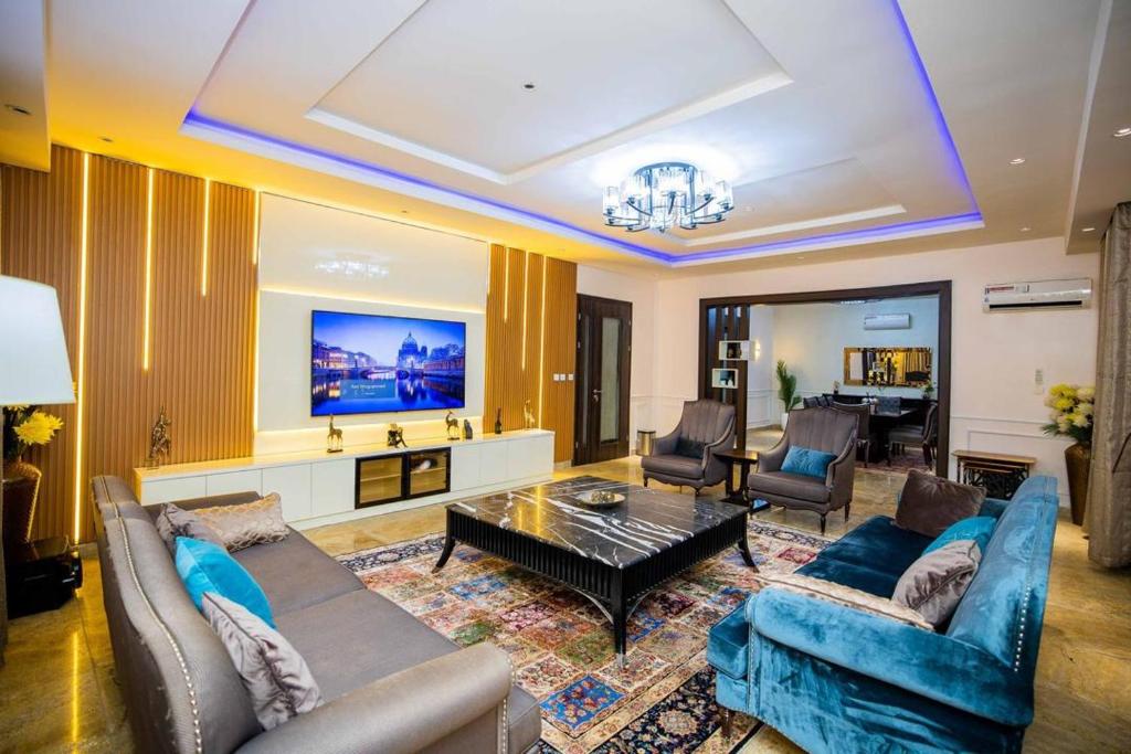 Χώρος καθιστικού στο Luxury 4 bedroom Duplex with a pool