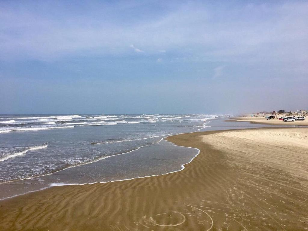 una spiaggia con l'oceano e la costa di Apto 1 Dormi para até 6 pessoas a Capão da Canoa