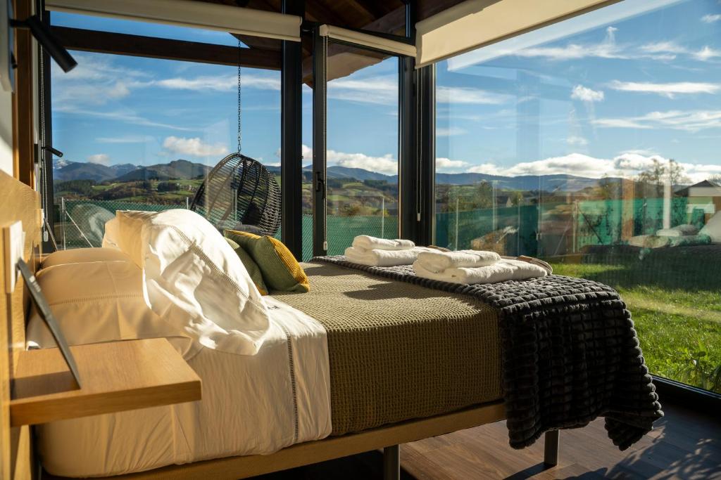 una camera con un letto di fronte a una grande finestra di Cabanas do Chao 