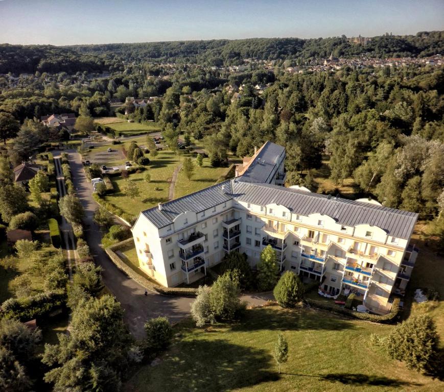 una vista aérea de un edificio en un campo en Residence Hotel Les Ducs De Chevreuse avec Parking, Hébergement, Repas & PDJ, en Chevreuse