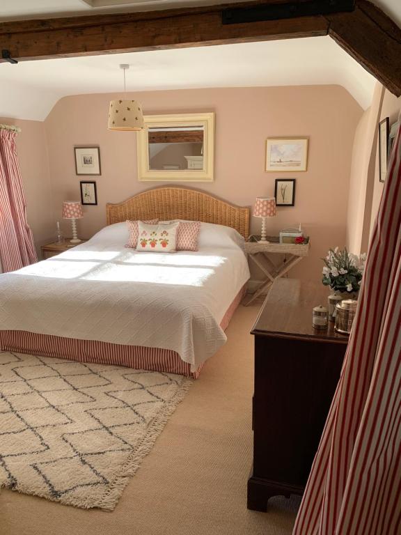 ein Schlafzimmer mit einem großen Bett und einem Tisch in der Unterkunft The Old Rectory in Brackley