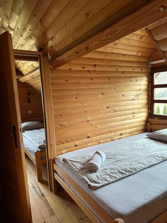 Ένα ή περισσότερα κρεβάτια σε δωμάτιο στο Brvnara DRINA Wooden House Drina