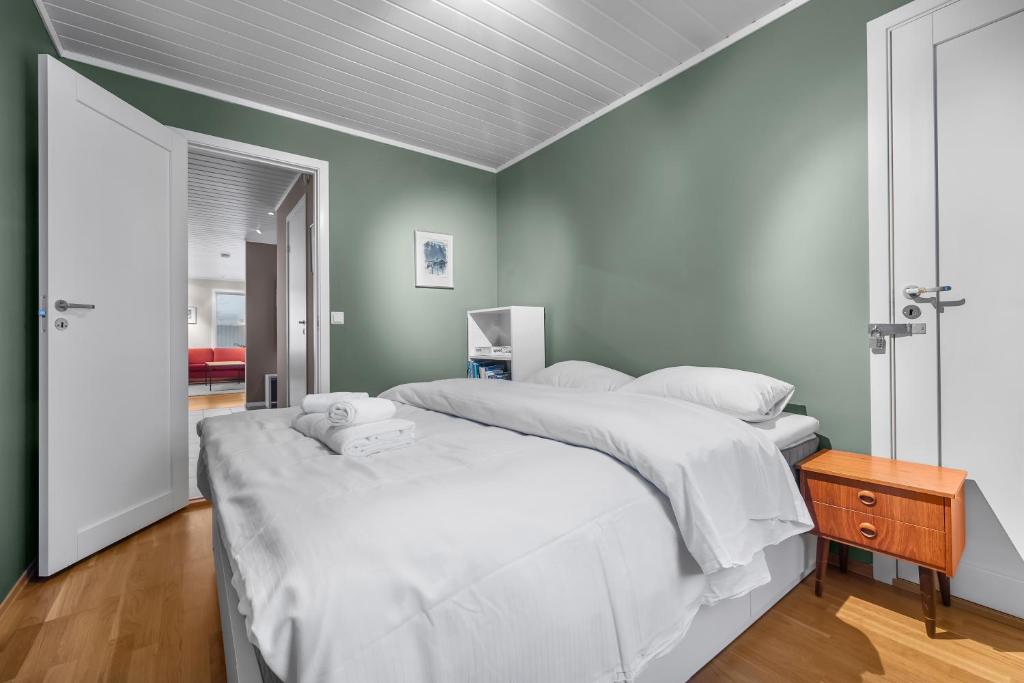 Ένα ή περισσότερα κρεβάτια σε δωμάτιο στο Northstay - Tromsø Urban Escape, Modern House with 3 bedrooms, Free Parking