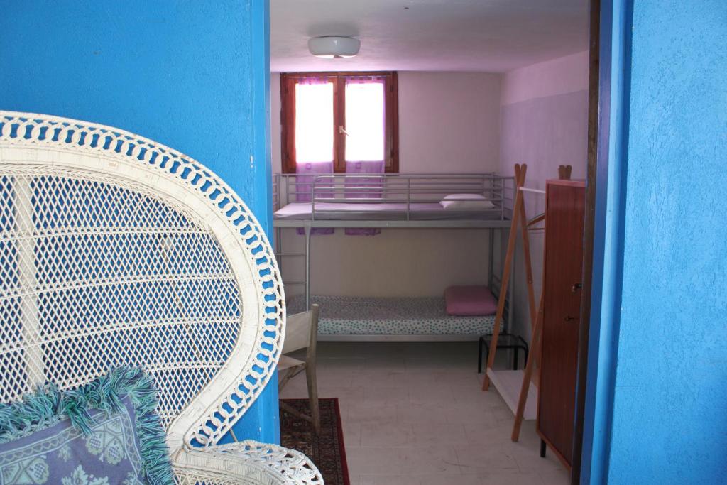 Ένα ή περισσότερα κρεβάτια σε δωμάτιο στο Hermit Room in The Ghost Town of Zerni