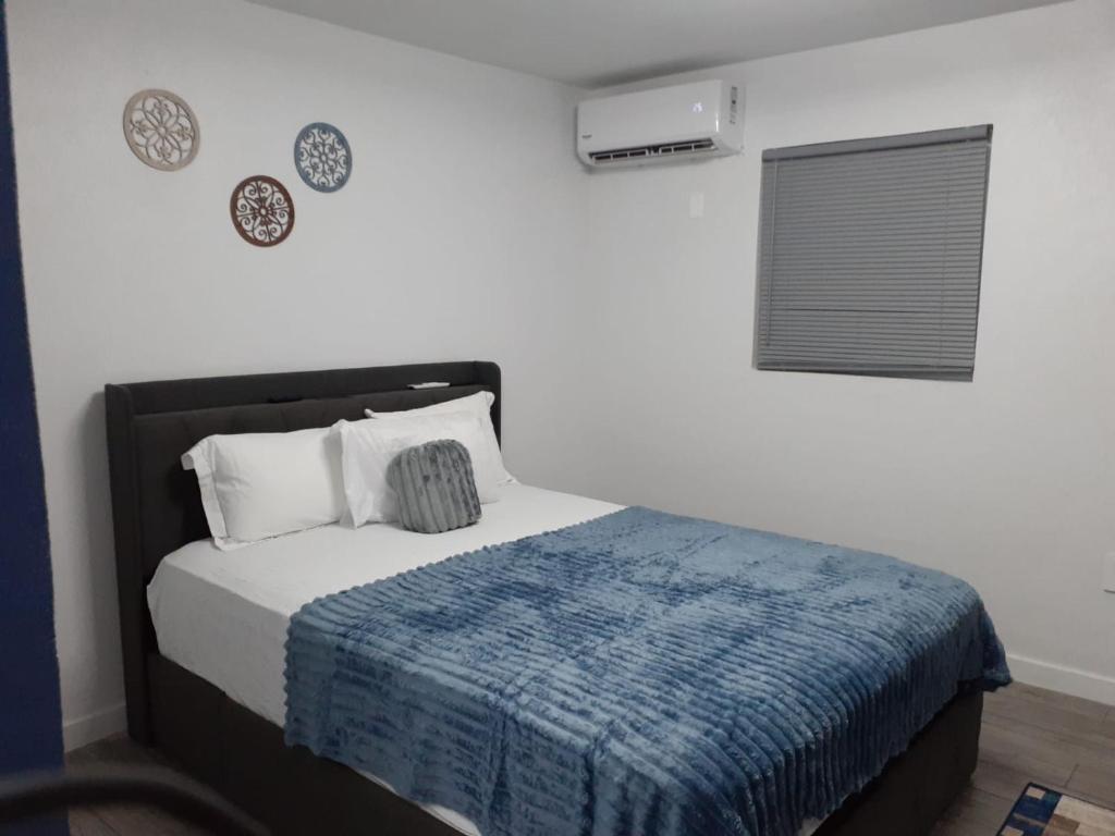 Кровать или кровати в номере Small's Cozy Rest 7 Efficiency