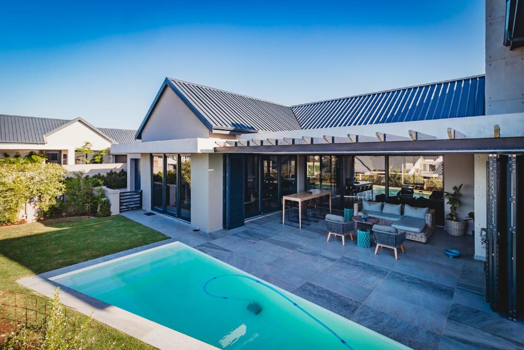 Πισίνα στο ή κοντά στο The Ridge House Kingswood Golf Estate