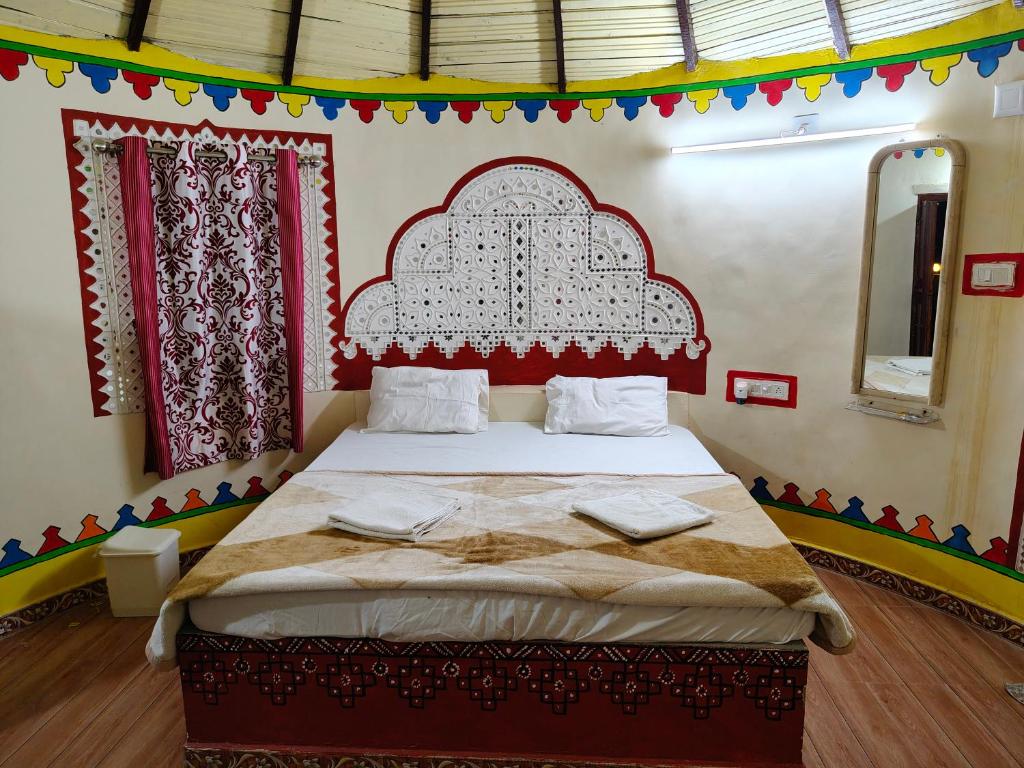 Ένα ή περισσότερα κρεβάτια σε δωμάτιο στο Dholavira Village resort