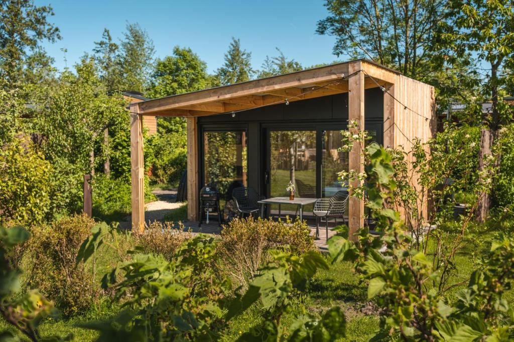Un jardín fuera de Wetland Cabin op Boetiekpark de Kas