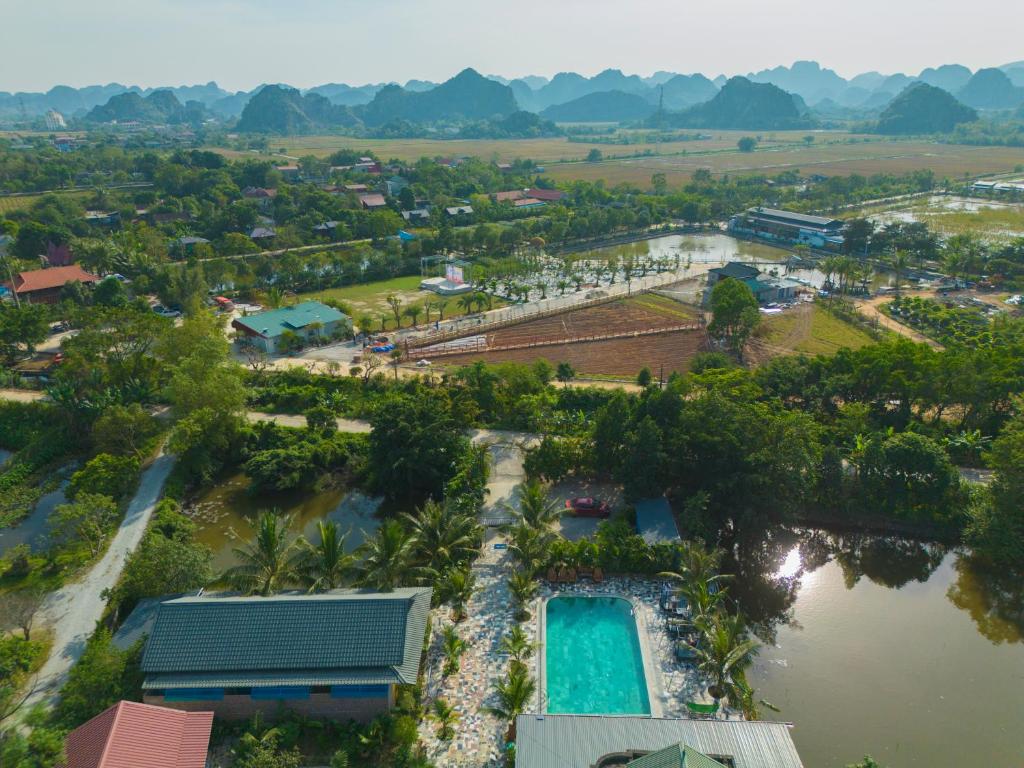 una vista aerea di un resort con piscina di Hidden Valley Eco Retreat Trang An a Ninh Binh