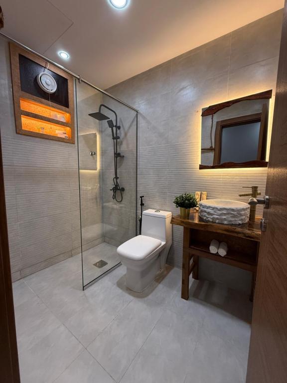 Un baño con inodoro, ducha y lavabo. en Nomad Inn Tiwi Albir, en Sur