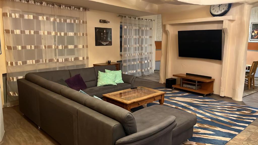 un soggiorno con un divano e un tavolino da caffè di Vila Stern bei FFM Viel Platz und eigener Zugang a Nidderau