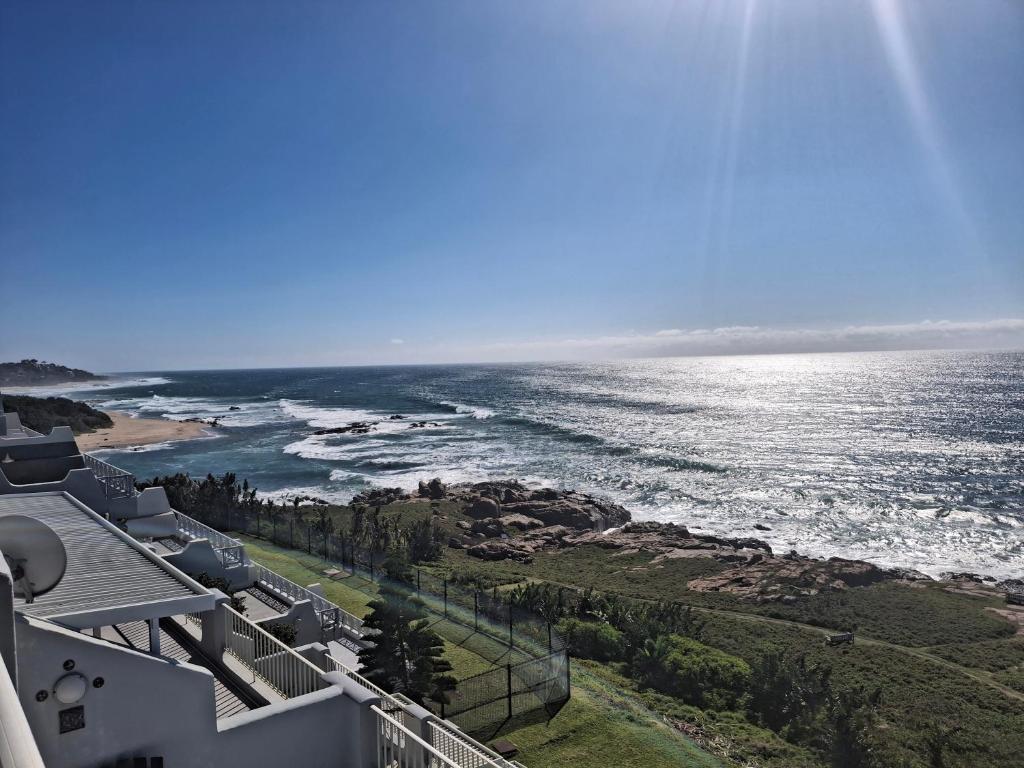 eine Luftaufnahme des Ozeans von einem Haus aus in der Unterkunft Nomads Nook 19 in Ramsgate