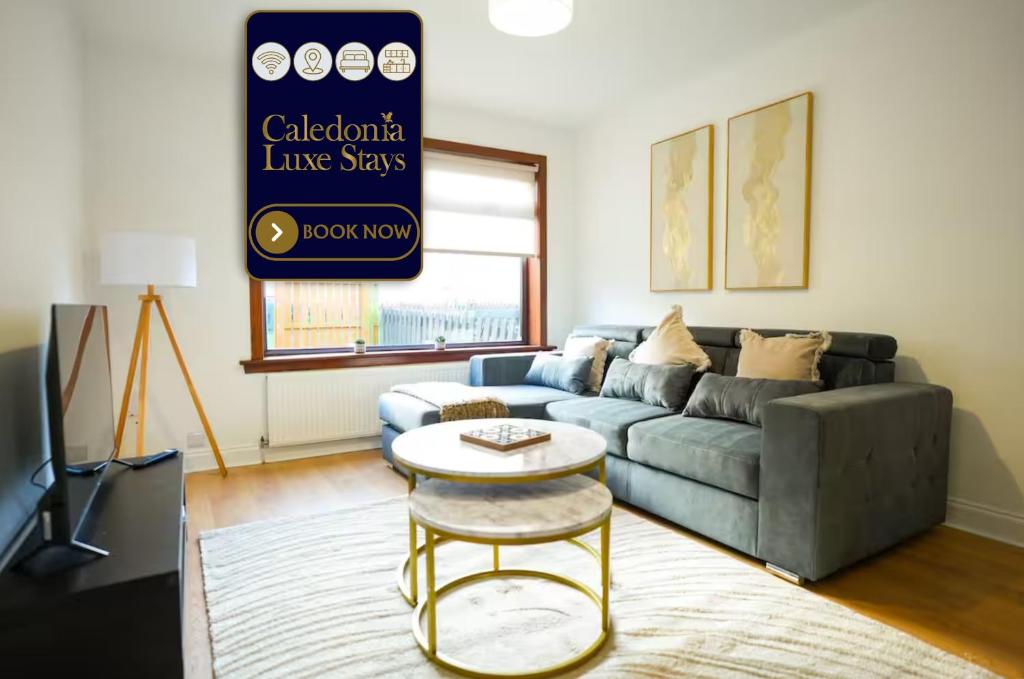 un soggiorno con un divano e un tavolo di Nigel House a Livingston