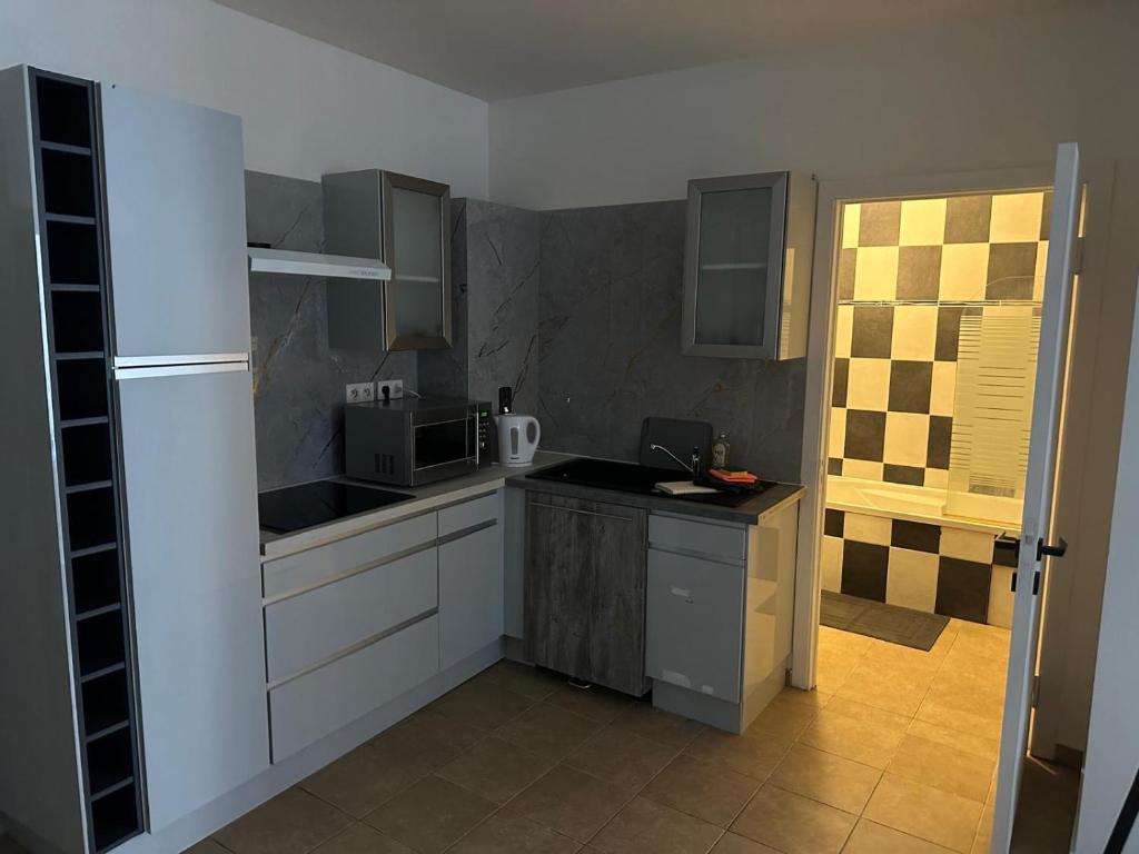 una cucina con bancone e forno a microonde di AGREABLE T3 1er étage a La Celle-sous-Gouzon