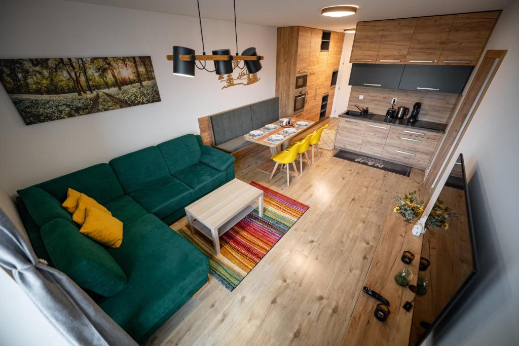an overhead view of a living room with a green couch at Apartmán 110 Vila Zuberec in Zuberec
