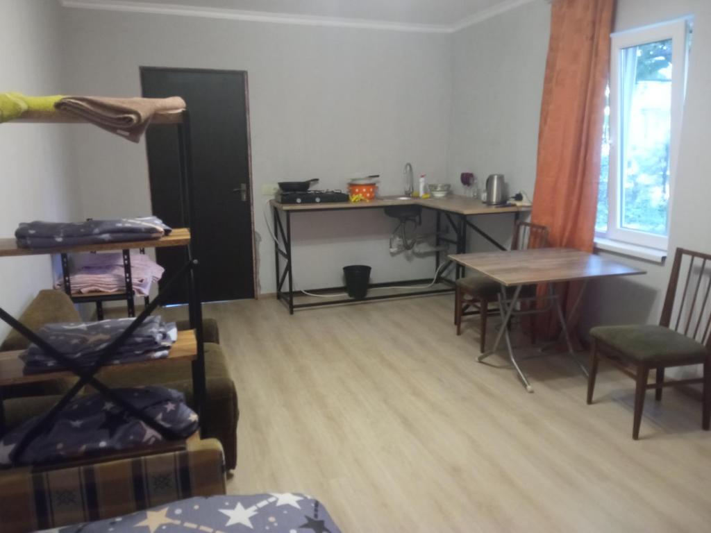 Camera con scrivania, tavolo e tavolo di studio with a fireplace a Zugdidi