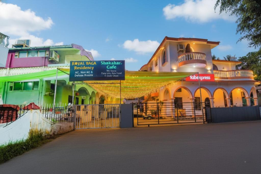 un edificio con un cartello davanti di FabExpress Royal Baga Residency - 500m From Baga Beach a Goa Velha