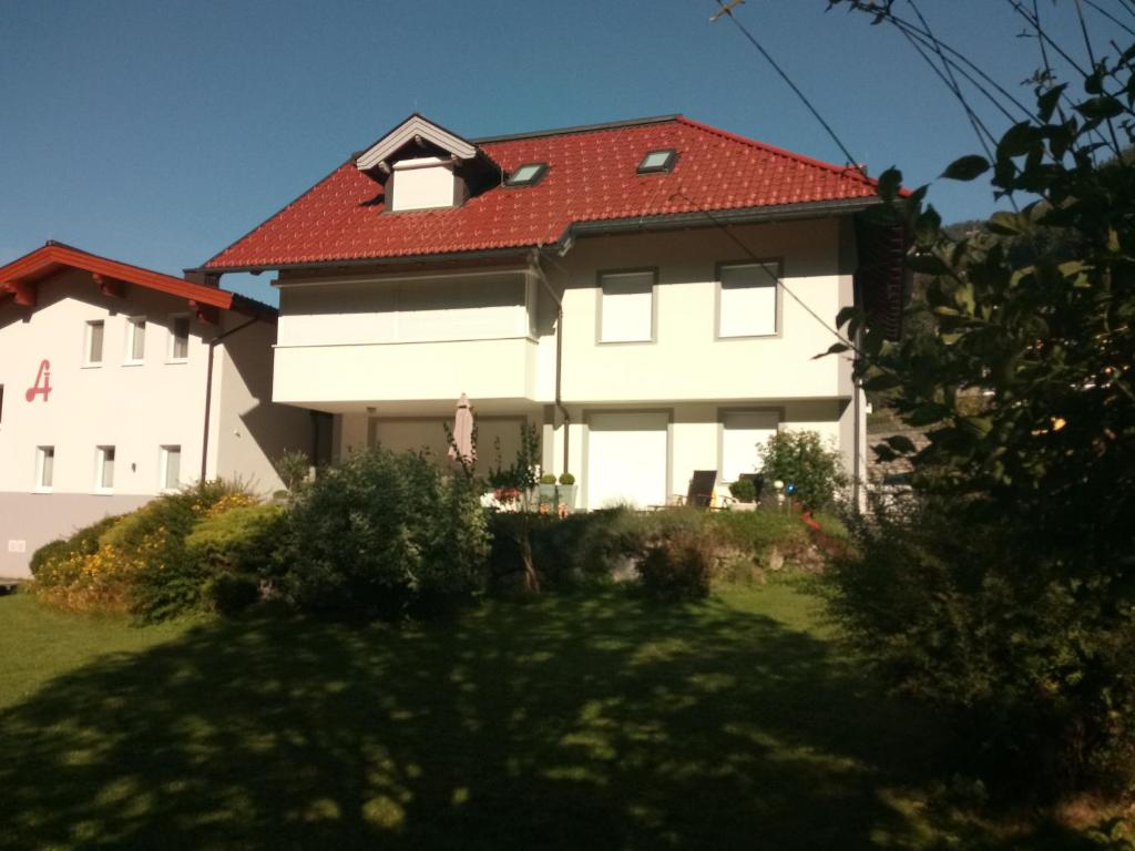 una gran casa blanca con techo rojo en Bosek`s, en Wagrain